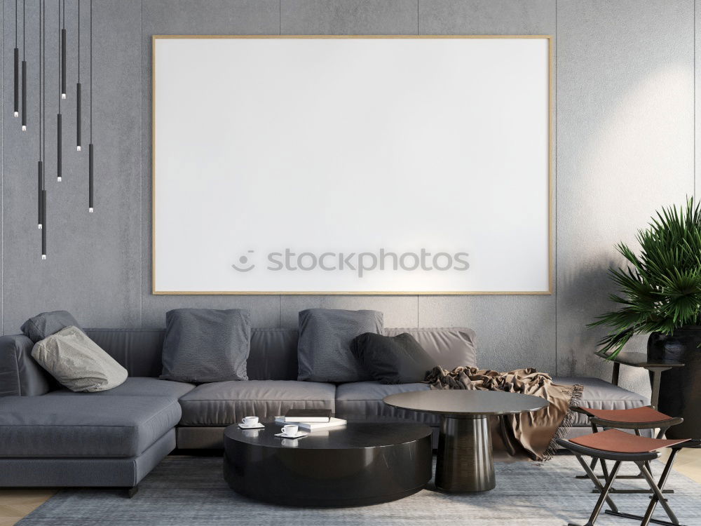 Stilvolle minimalistische Einrichtung des Wohnzimmers in Grau. Sofa mit Plaid, Stehlampe, beige Teppich und Mockup weißen Rahmen an der Wand