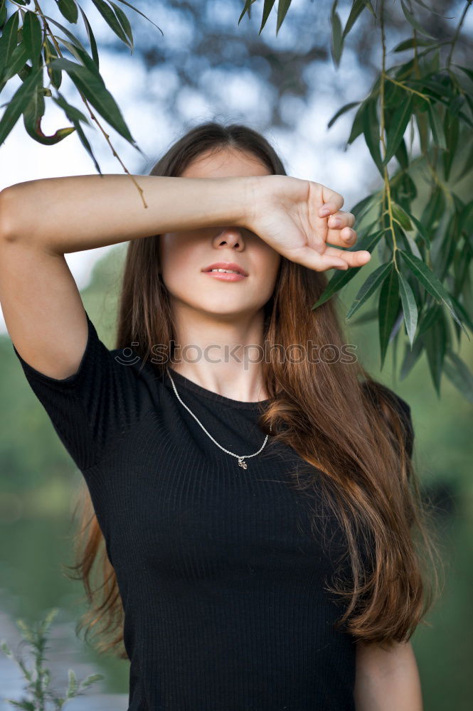 Foto Bild Frau mit Rock und Bluse greift sich in Haare