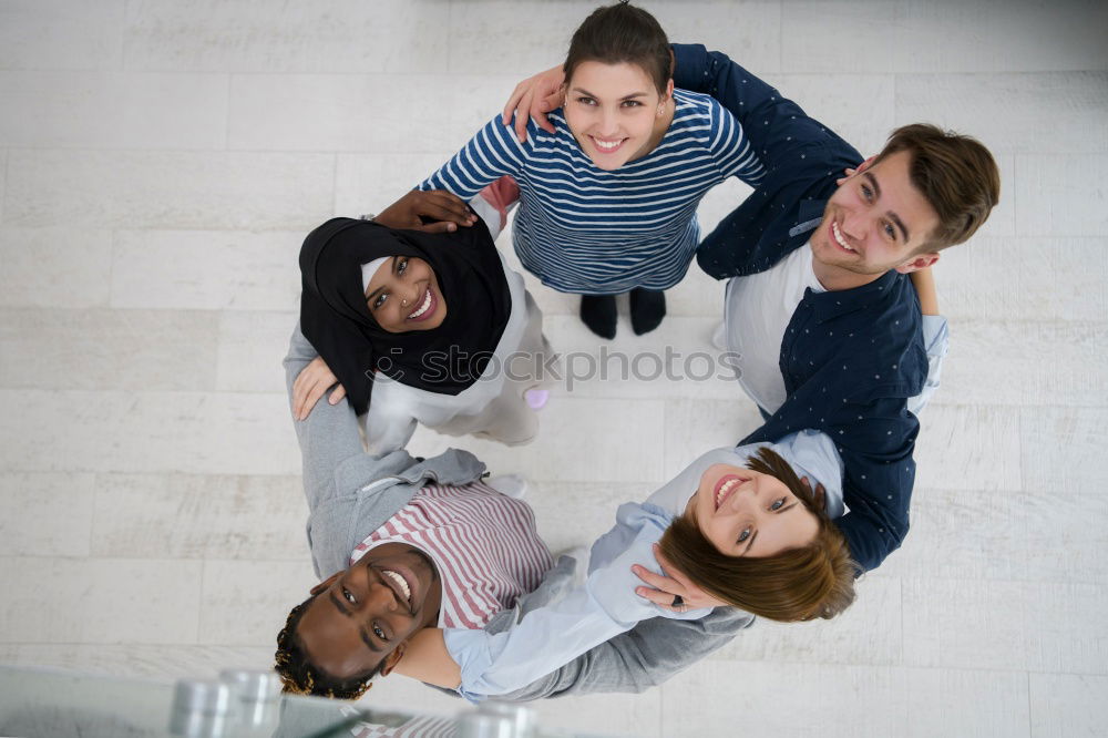 Similar – Multiethnische Gruppe junge Leute, die Spaß zusammen draußen haben