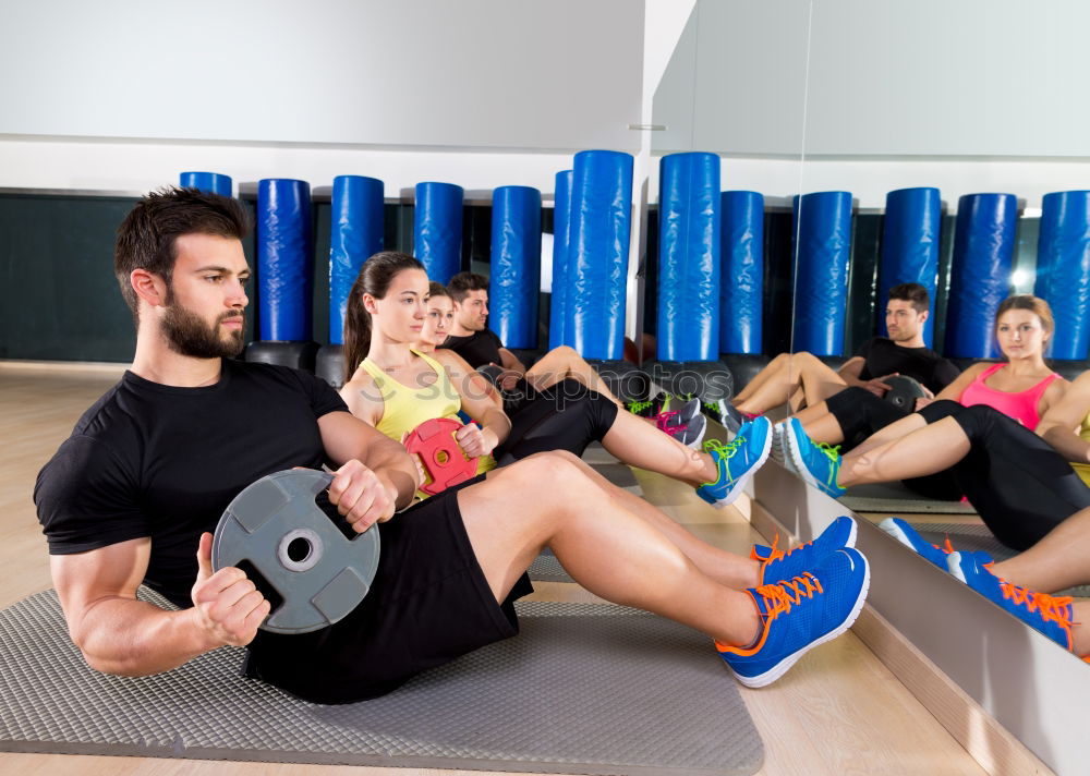 Similar – Konzentriertes Training von Muskelmännern im Sportverein