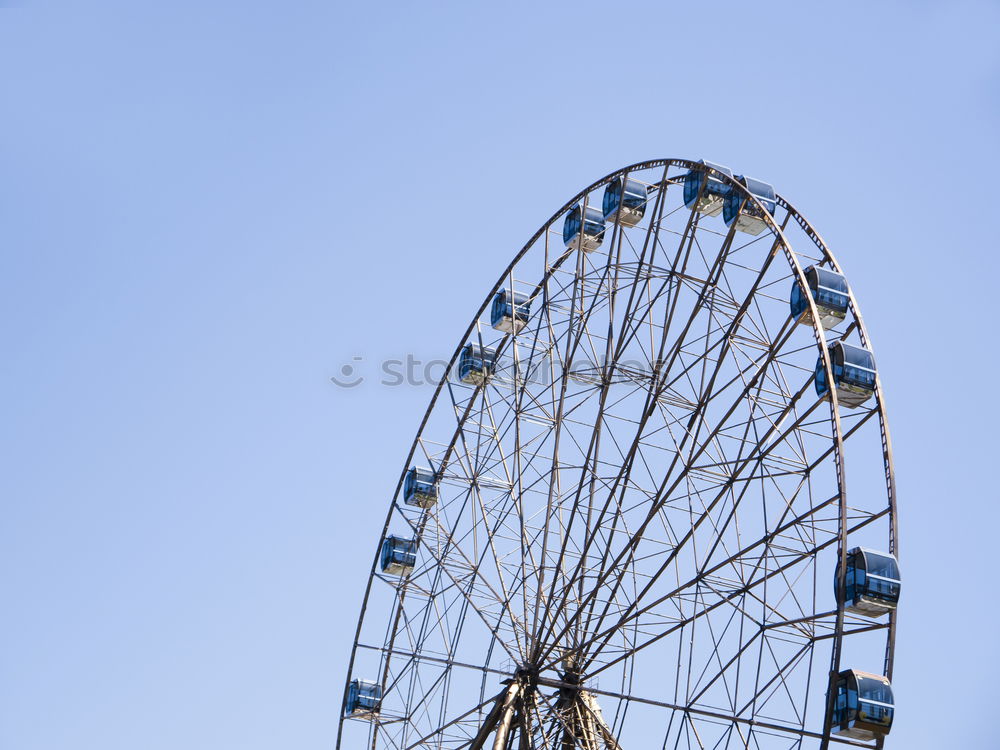 Similar – Der Blick hinauf zu einem Riesenrad mit blauem Himmel dahinter.