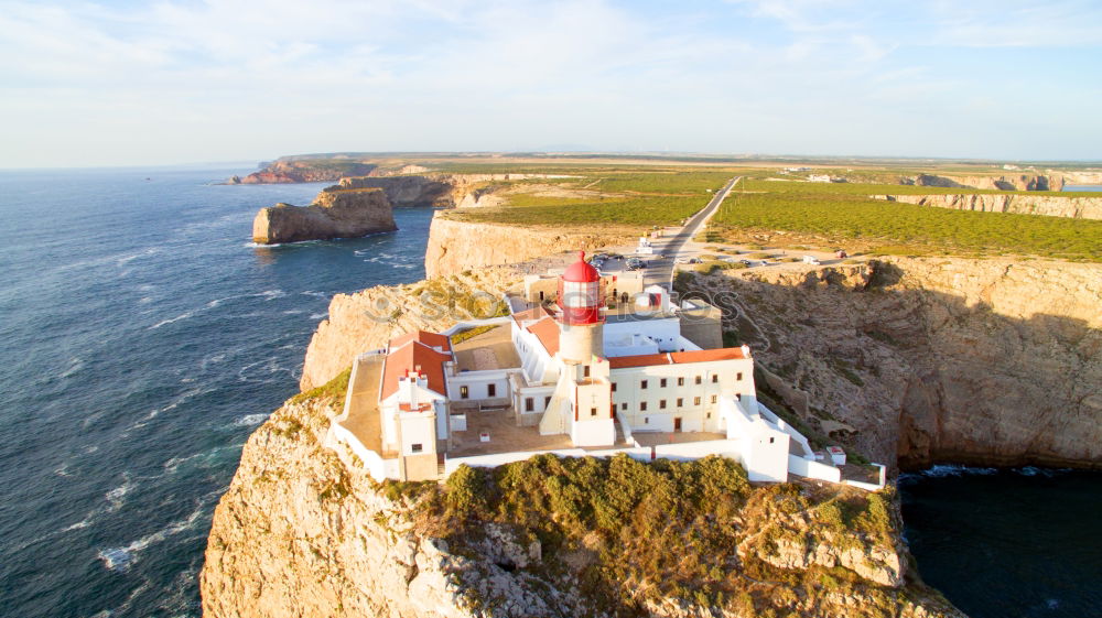 Wunderschöner Leuchtturm auf den hohen Klippen des Saint Vincent Kaps in der Algarve, Portugal