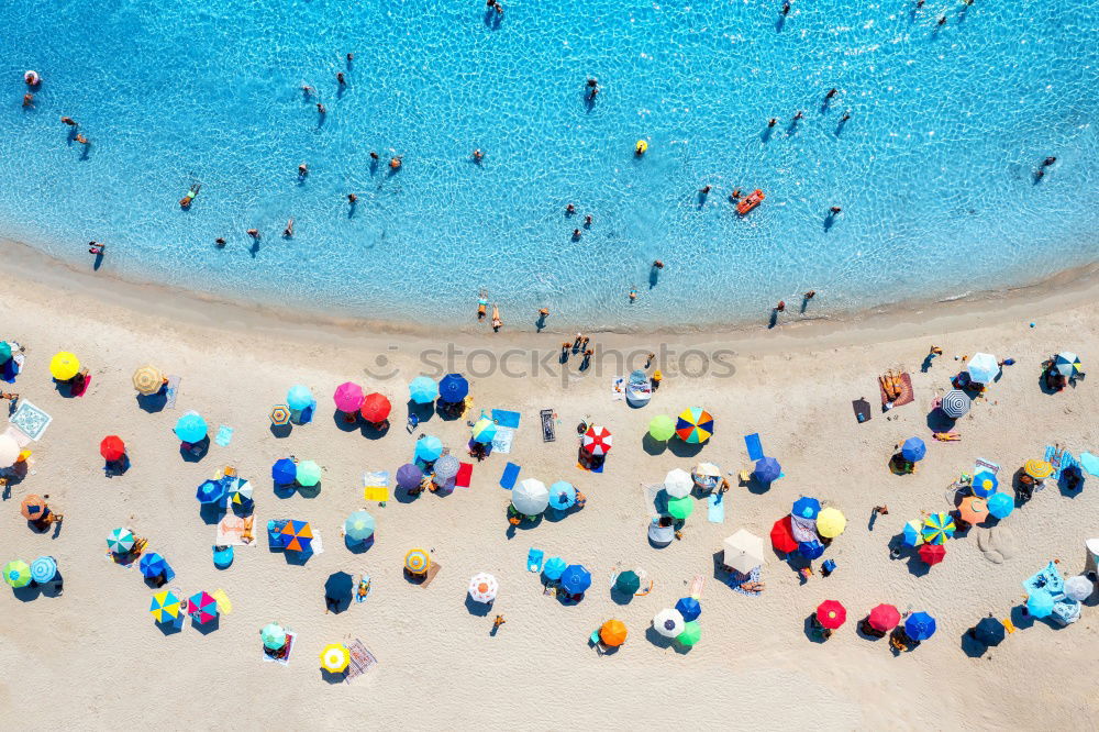 Similar – Foto Bild Luftballonaufnahme von Menschen, die Spaß und Entspannung am Costinesti-Strand in Rumänien am Schwarzen Meer haben.