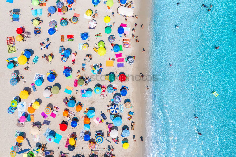 Foto Bild Luftballonaufnahme von Menschen, die Spaß und Entspannung am Costinesti-Strand in Rumänien am Schwarzen Meer haben.