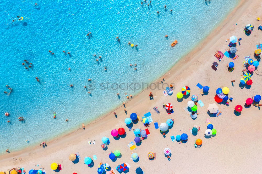 Similar – Foto Bild Luftballonaufnahme von Menschen, die Spaß und Entspannung am Costinesti-Strand in Rumänien am Schwarzen Meer haben.