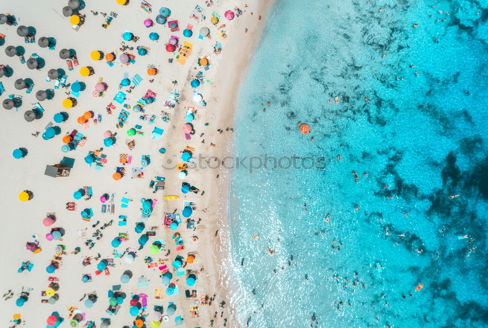 Similar – Foto Bild Luftballonaufnahme von Menschen, die Spaß und Entspannung am Costinesti-Strand in Rumänien am Schwarzen Meer haben.