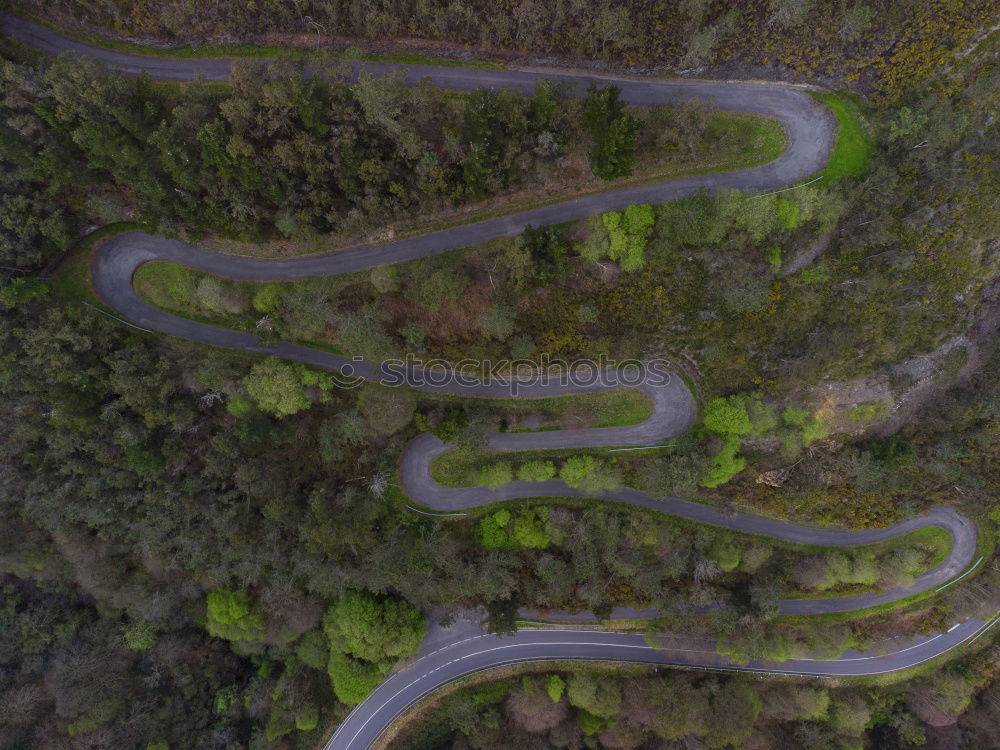 Similar – Eine kurvenreiche Straße von oben, die durch einen grünen Wald führt. Drohne Schuss für Tapeten, von oben nach unten von oben Luftaufnahme im Spätsommer.