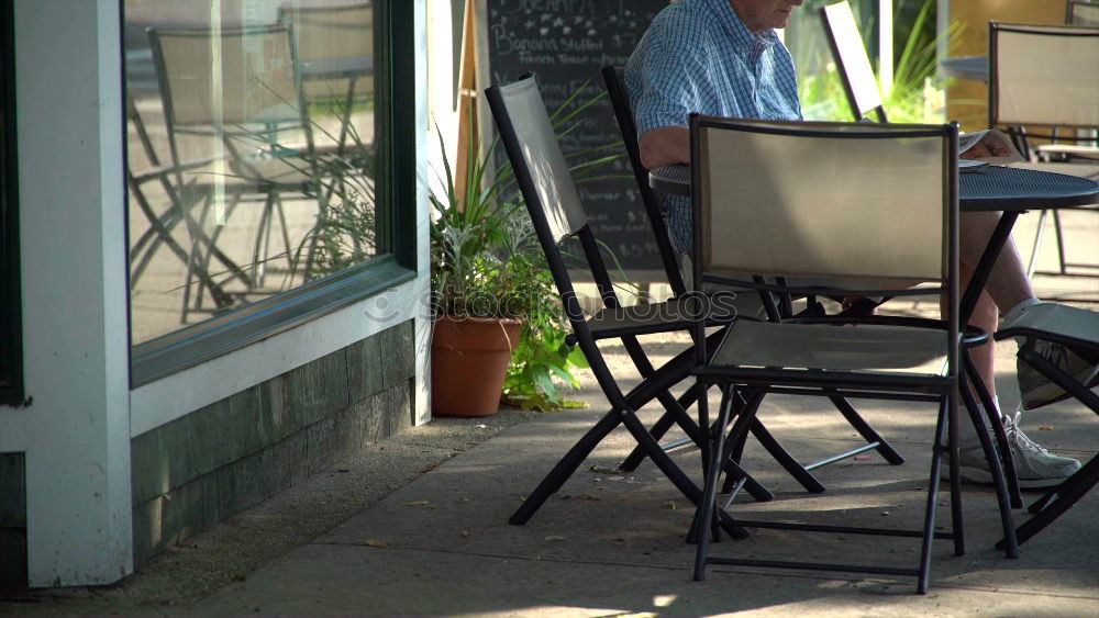 Denkende Frau Tisch Café