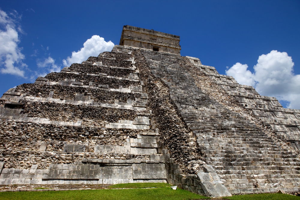 Pyramid of Kukulcán Maya