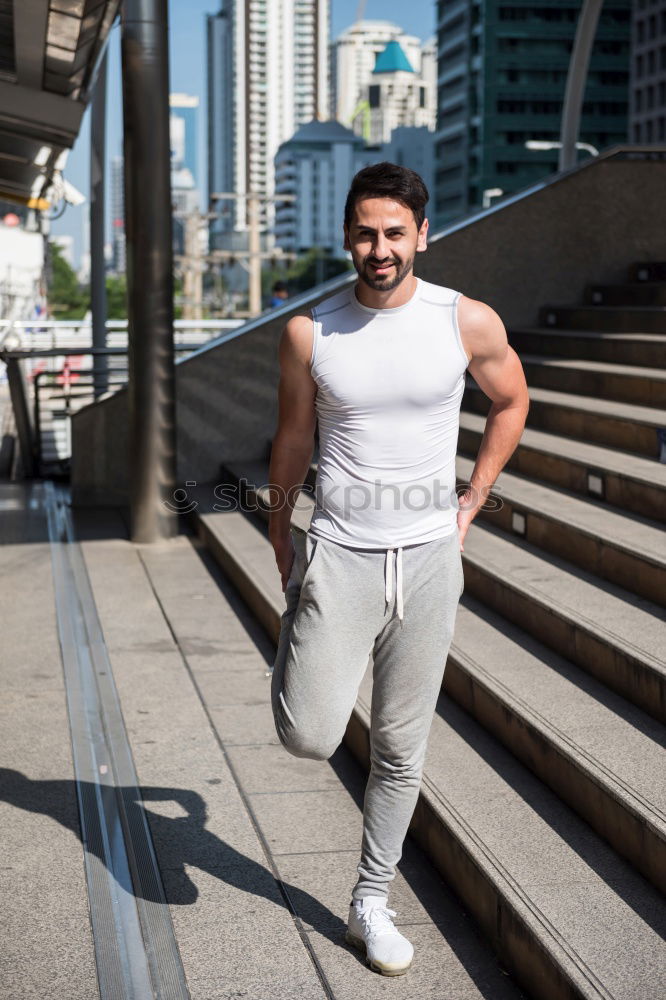 Similar – Foto Bild Lässiges Modell Mann im Freien, sehr gut aussehend, mit weißem T-Shirt und urbanem Stil