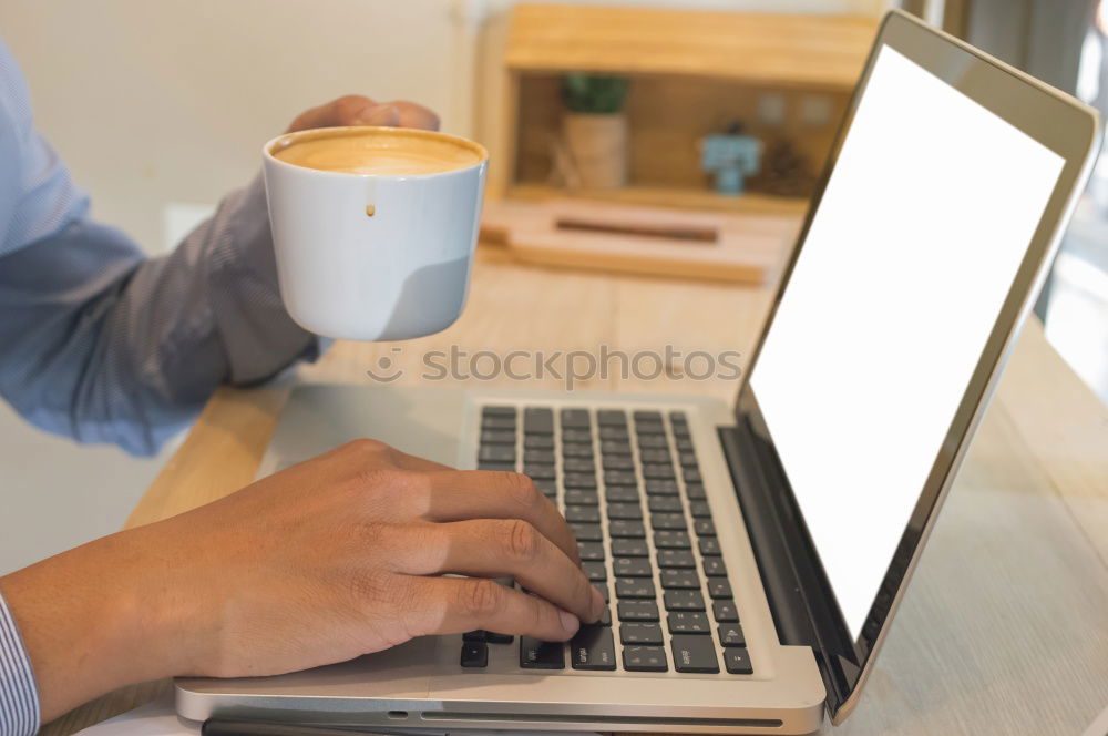 Foto Bild junge Studentin im Online-Semester mit Notebook und Kaffeetasse | corona thoughts