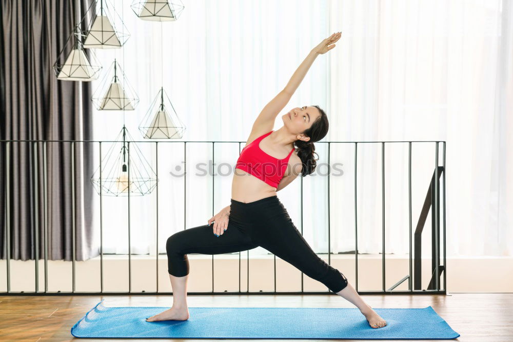 Frau macht Übung mit Yoga-Schaukel