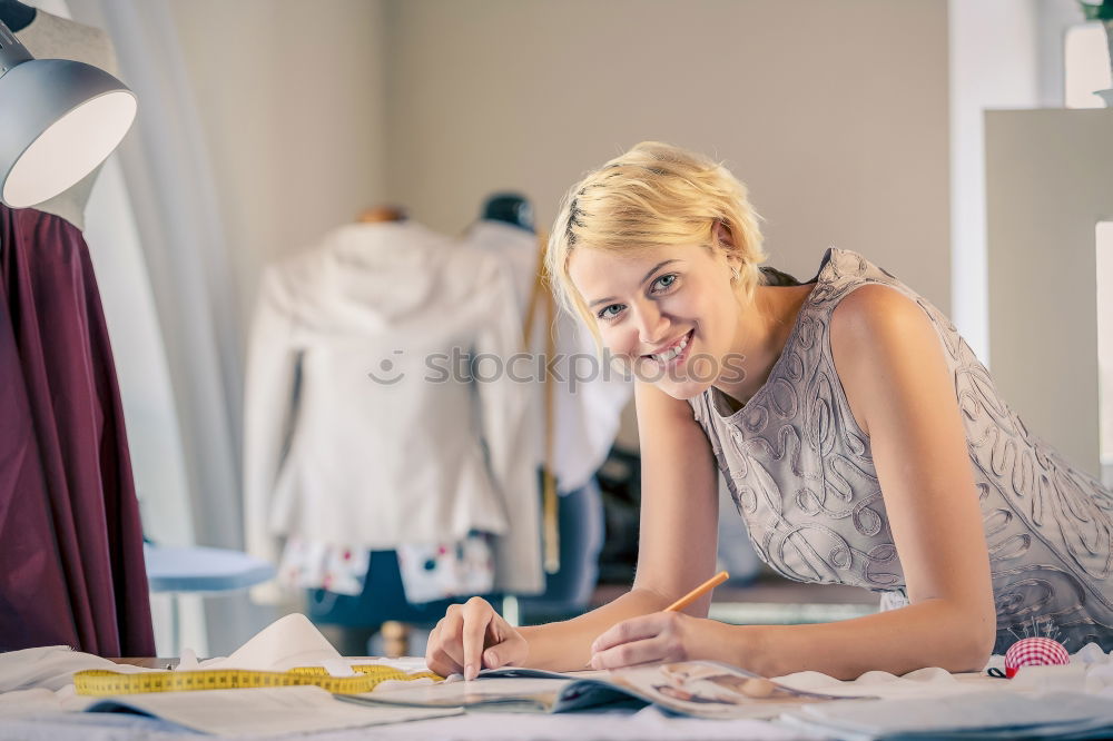 Similar – Junger weiblicher Modedesigner, der am Schreibtisch im Büro arbeitet