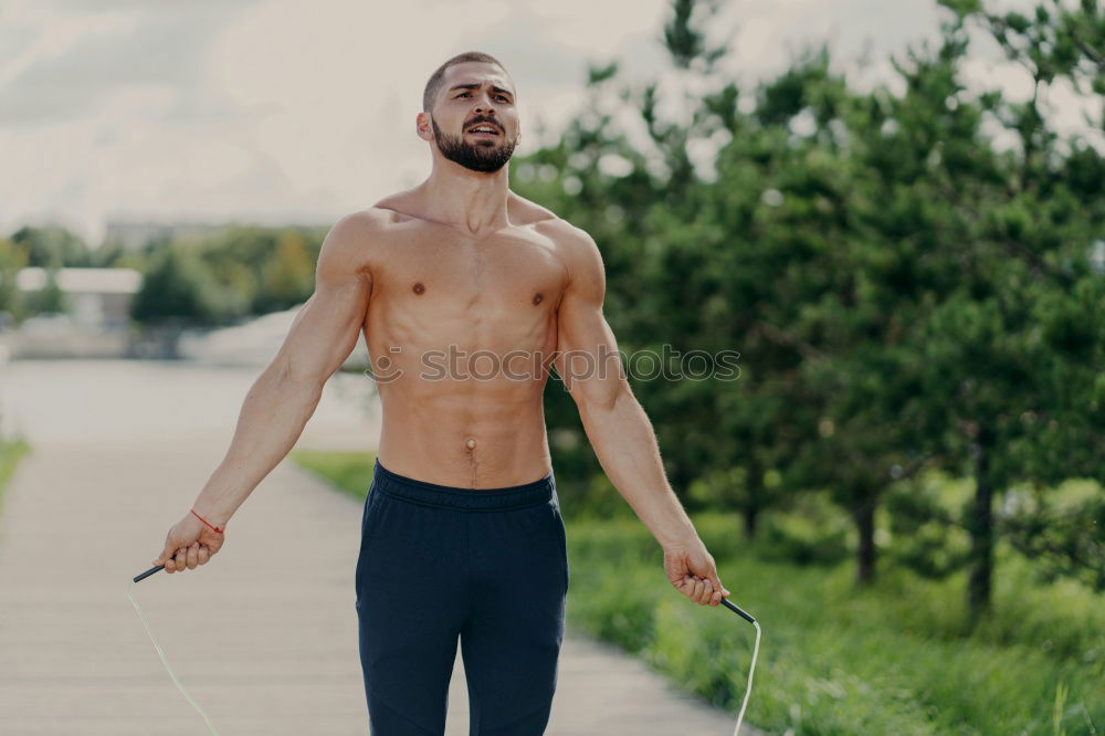 Similar – Foto Bild Lässiges Modell Mann im Freien, sehr gut aussehend, mit weißem T-Shirt und urbanem Stil