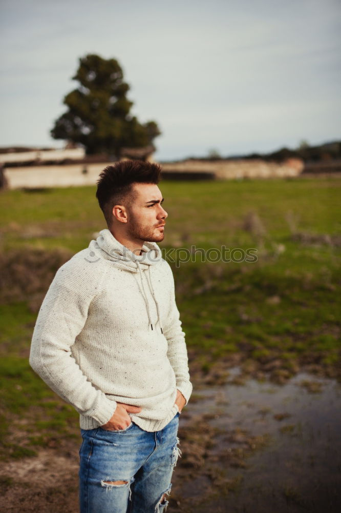 Similar – Foto Bild Lässiges Modell Mann im Freien, sehr gut aussehend, mit weißem T-Shirt und urbanem Stil