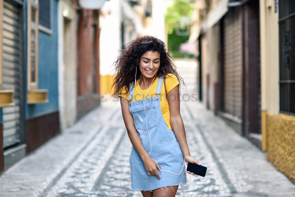 Foto Bild Porträt eines niedlichen Modells zur goldenen Stunde, das ein gelbes Kleid mit Blumendruck trägt.