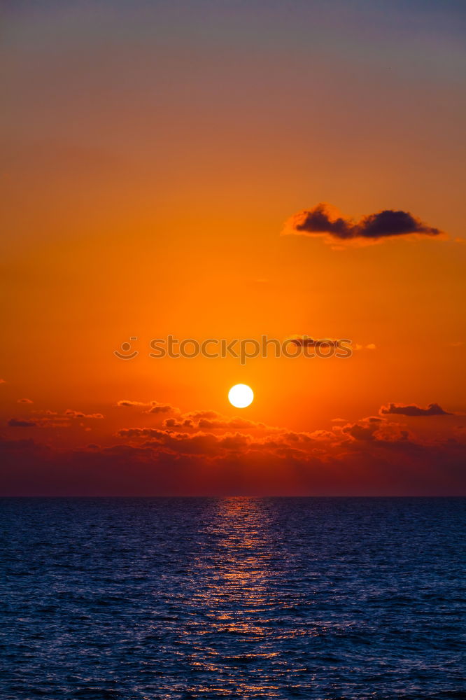 Similar – roter Stern Meer Wolken