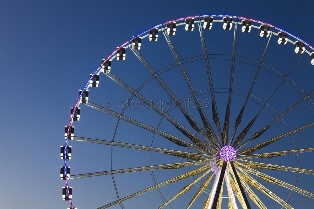 Similar – Der Blick hinauf zu einem Riesenrad mit blauem Himmel dahinter.