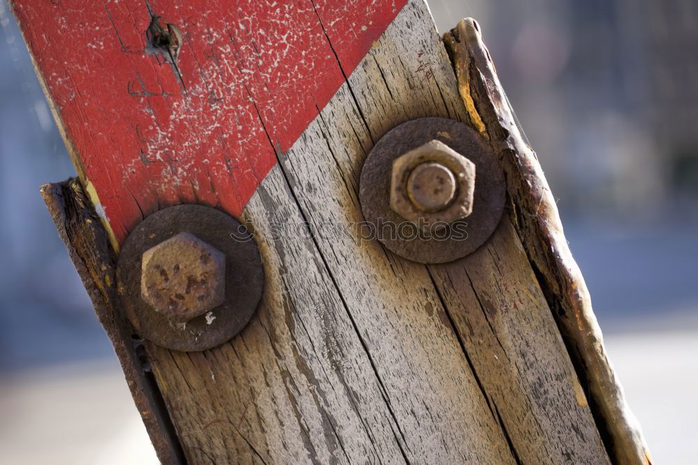 Selbstbedienung beschriftet auf Holztisch