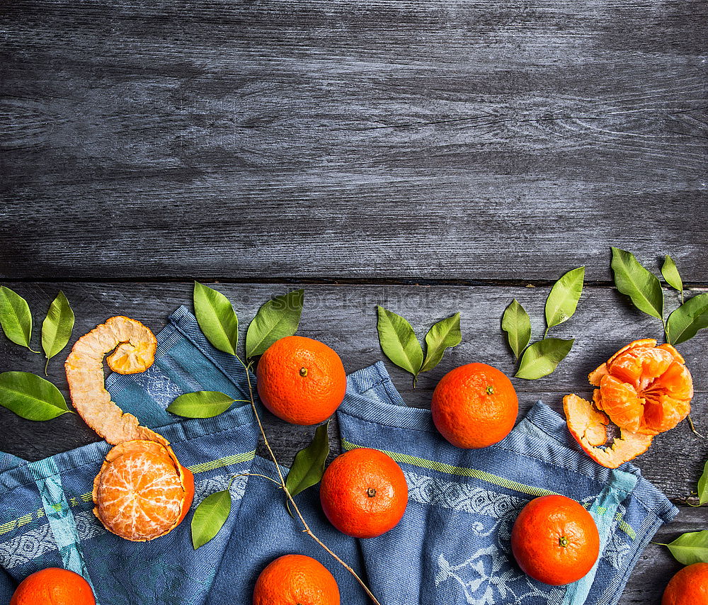 Border of mandarins with leaves