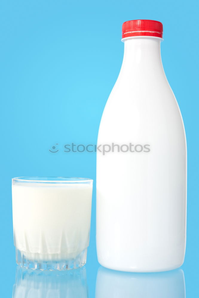 Flasche mit Milch und Glas Milch