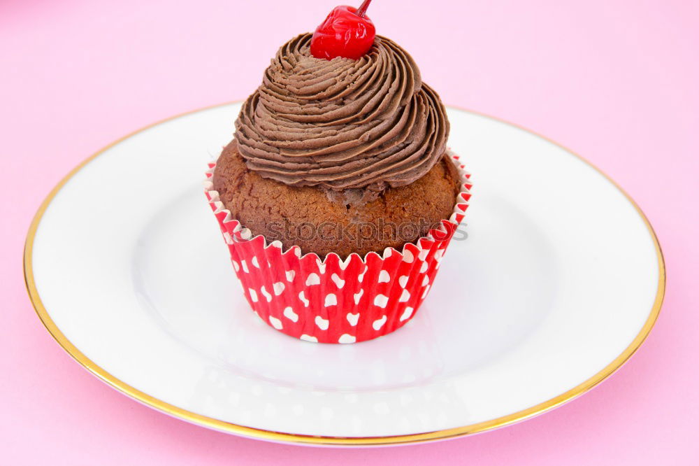 Similar – Bierdeckel mit Aufdruck Kaffeeklatsch auf pink karierter Serviette und Holztisch. Cupcakeform