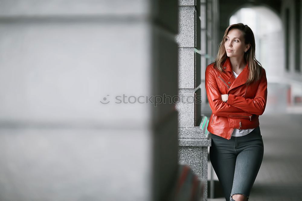 Schöne junge Frau auf der Parkbank sitzend