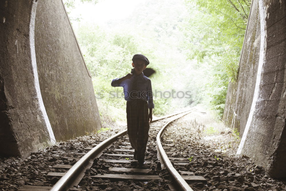 Kind geht auf der Eisenbahnstrecke spazieren