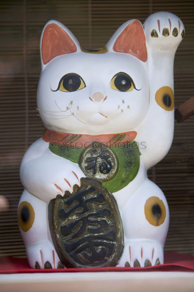 waving cat Sculpture