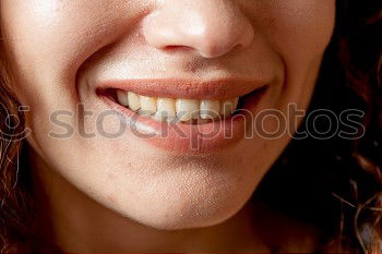 Similar – show teeth (alternatively: big mouth)