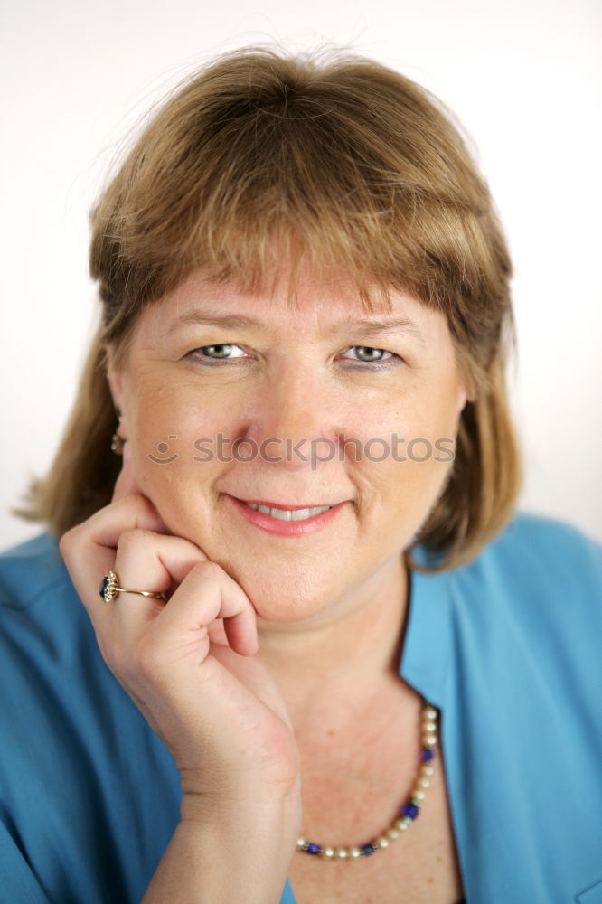 Foto Bild Portrait einer Frau mit Kurzhaarfrisur und Brille