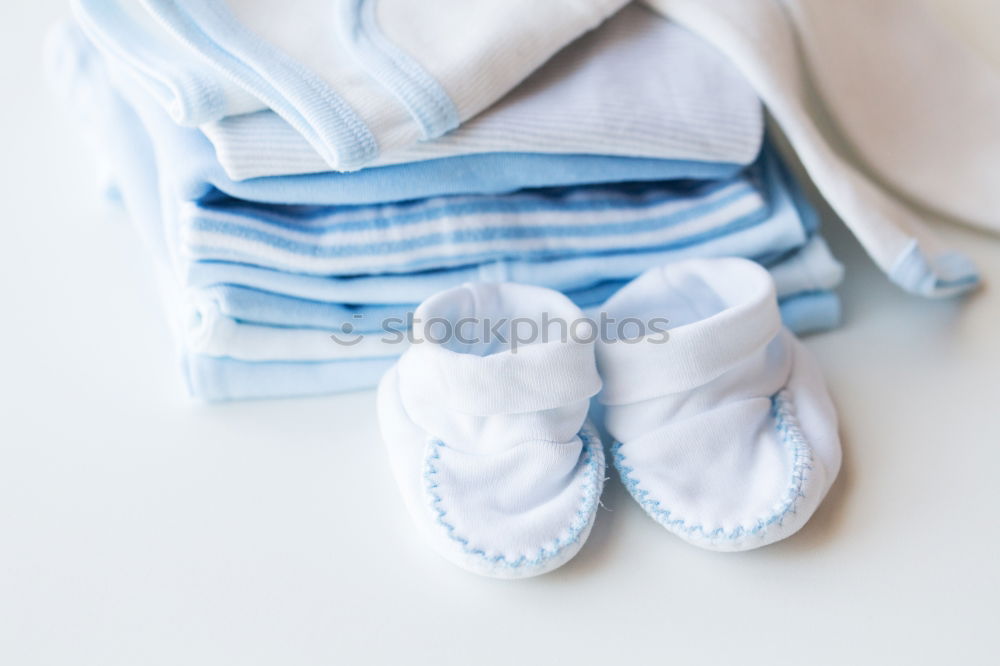 Similar – Wintermode-Set Draufsicht. Konzept des Online-Shoppings. Schuhe, Strickmütze und Schal in neutralen Beige-Tönen auf weißem Hintergrund