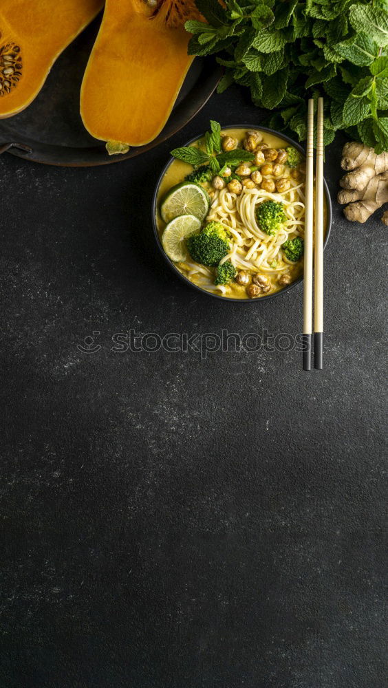 Foto Bild Eine Person sitzt mit Essstäbchen in der Hand vor einer leckeren Pho Suppe in Vietnam