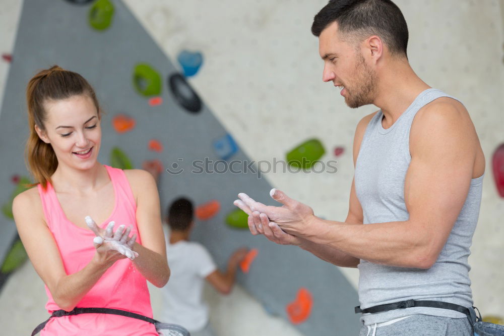 Similar – Konzentriertes Training von Muskelmännern im Sportverein