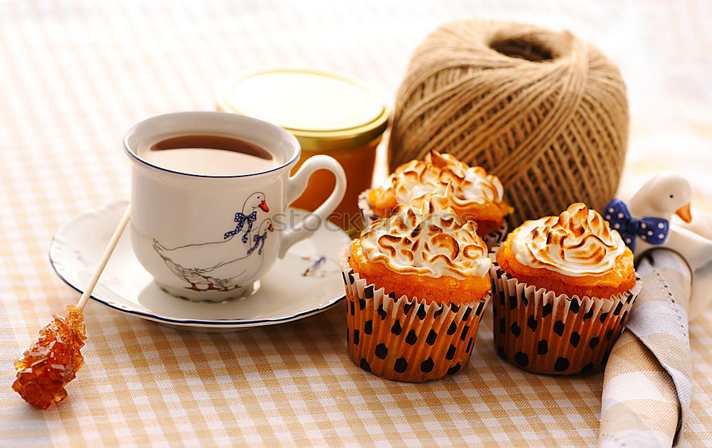 Similar – Bierdeckel mit Aufdruck Kaffeeklatsch auf pink karierter Serviette und Holztisch. Cupcakeform