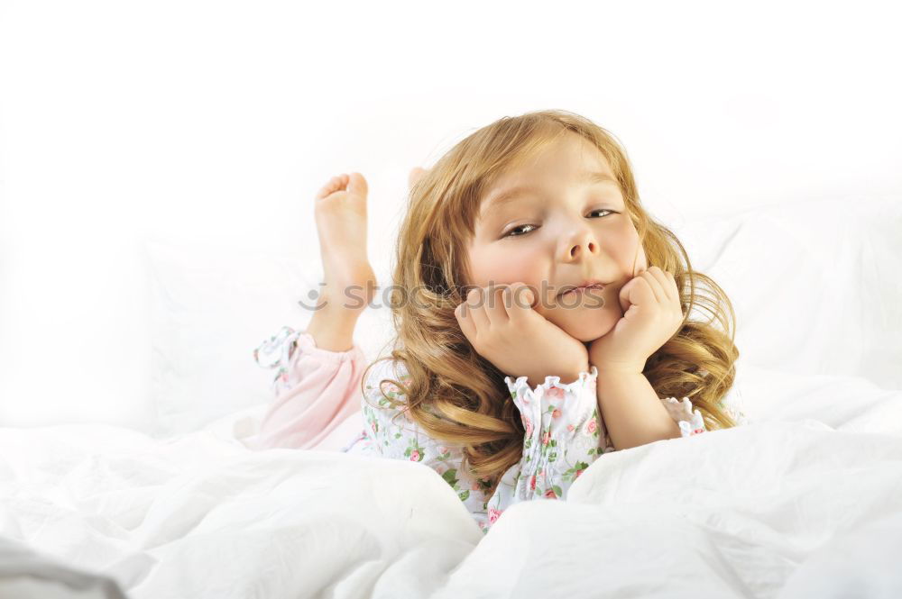 Similar – Kleines Mädchen liegt in einem Bett mit Teddybär am Morgen. Glücklicher Morgen. Schlafenszeit. Wochenendmorgen