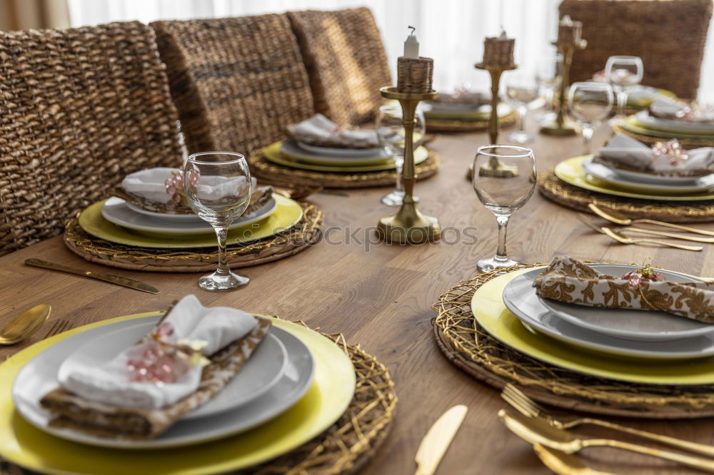 Similar – Holiday Gold Platzset, Weihnachtstisch mit Ornamenten und natürlichem Kiefernzweig auf dem Wohnzimmer