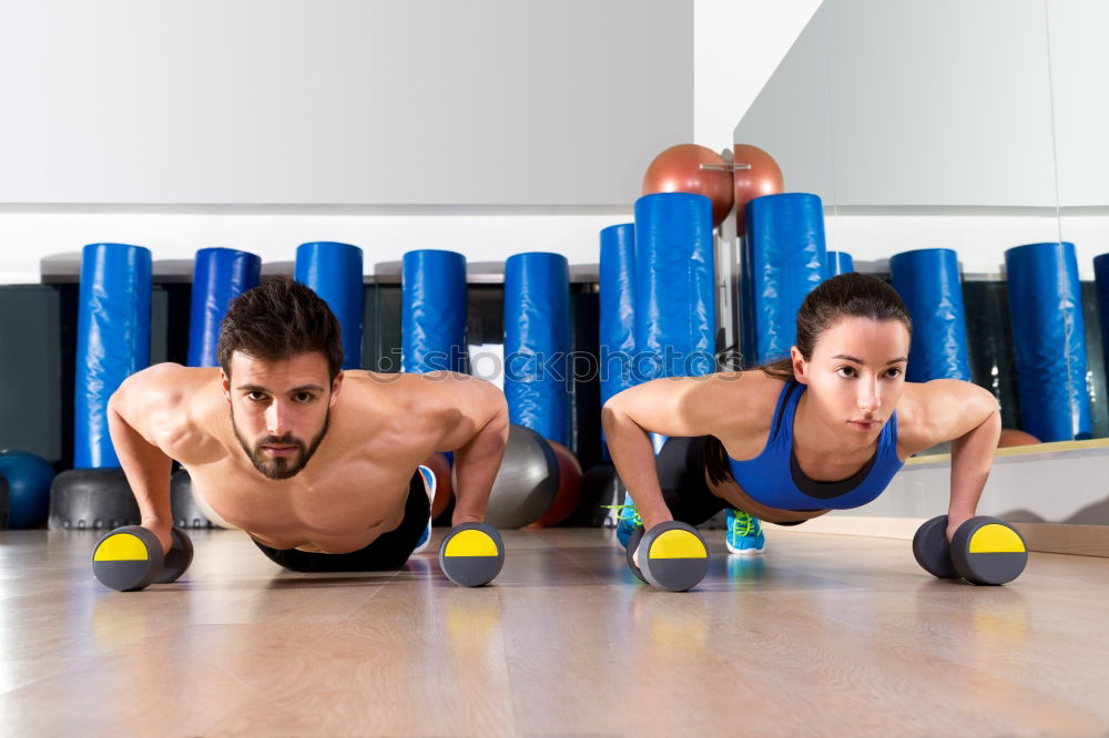 Similar – Konzentriertes Training von Muskelmännern im Sportverein