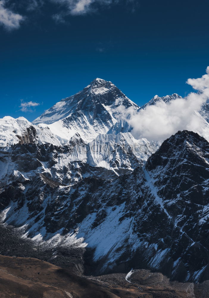 Landschaft der schneebedeckten Berge