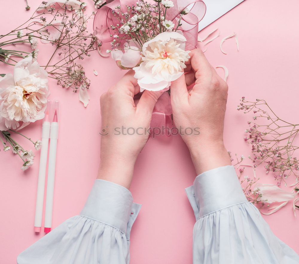 Female hands make flower decoration