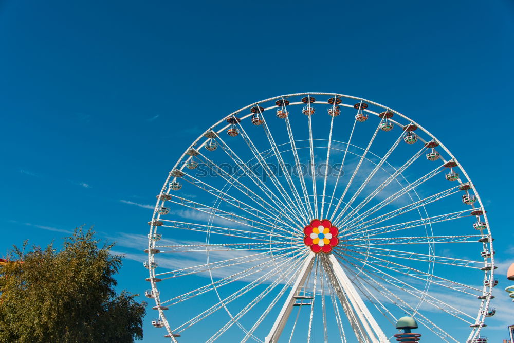 Similar – Der Blick hinauf zu einem Riesenrad mit blauem Himmel dahinter.