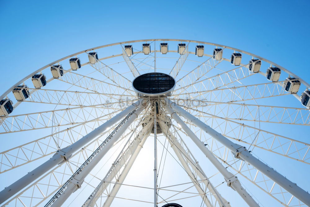 Similar – Der Blick hinauf zu einem Riesenrad mit blauem Himmel dahinter.