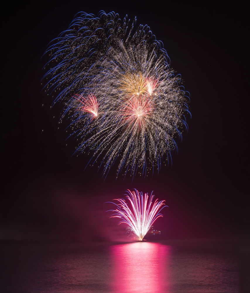 Foto Bild Menschenmenge beim Zuschauen von Feuerwerk