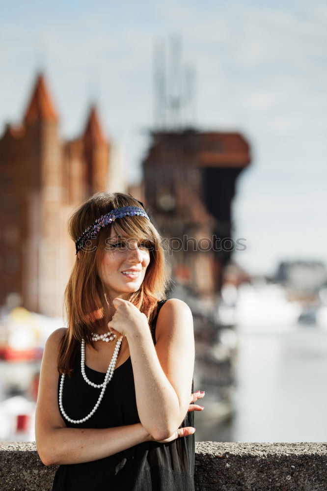 Sightseeing Berlin, Oberbaumbrücke, Woman with a beret