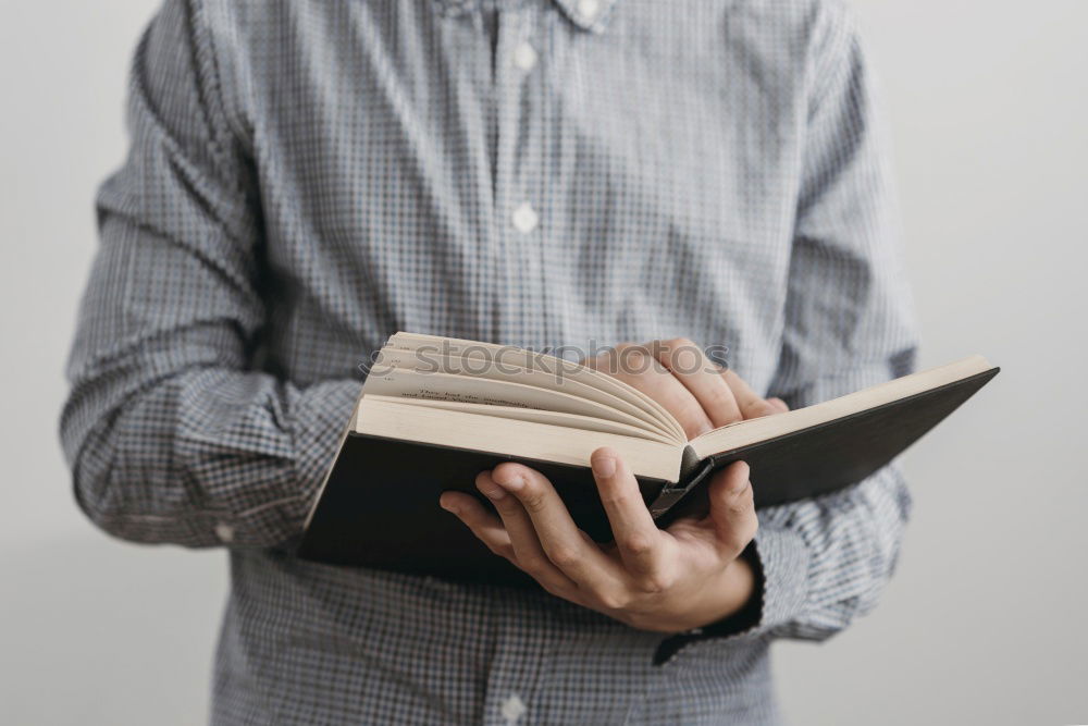 Foto Bild Der Stadtführer lesen