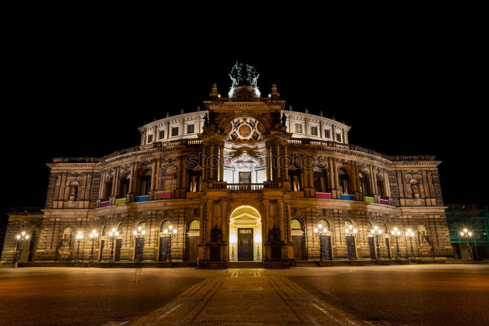 Semperoper bei Nacht