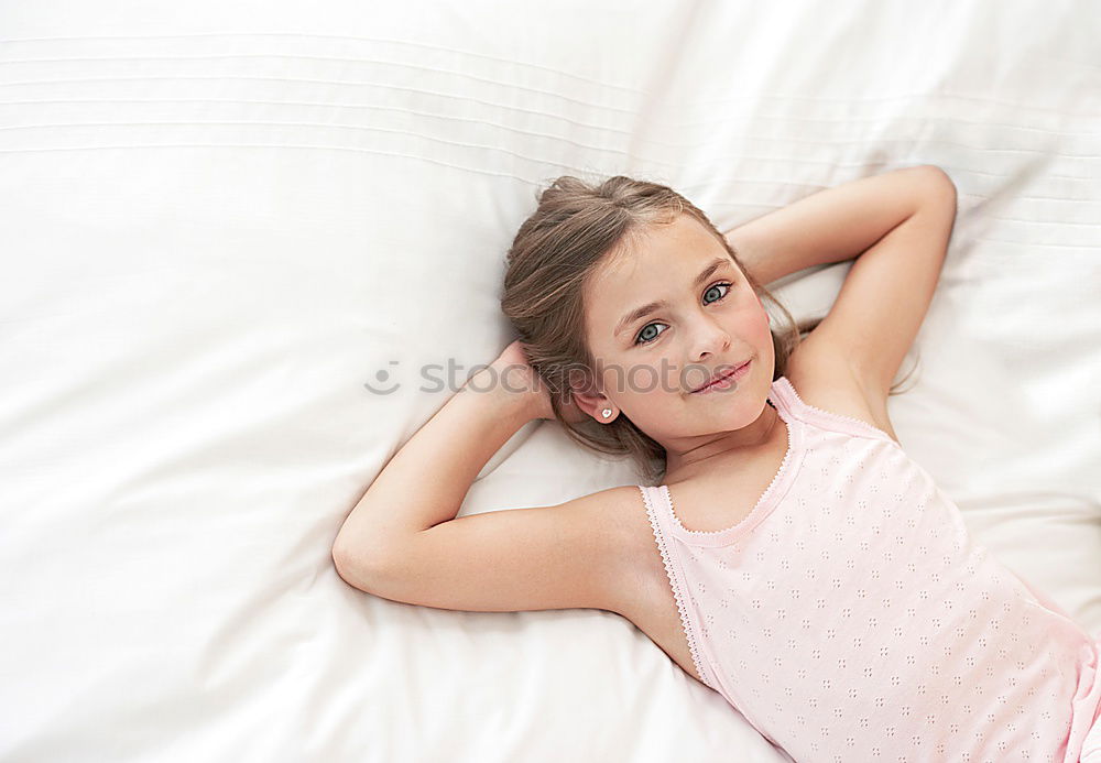 Similar – Kleines Mädchen liegt in einem Bett mit Teddybär am Morgen. Glücklicher Morgen. Schlafenszeit. Wochenendmorgen