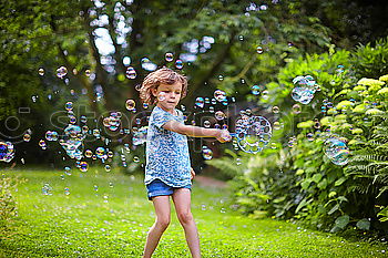 Similar – Blonde, süßes Mädchen steht mit rotem Luftballon in der Hand im Garten vor rosa Blumen in voller Blüte. Geburtstagskind draussen in der Natur freut sich über geschenkten Luftballon zu ihrem Fest.