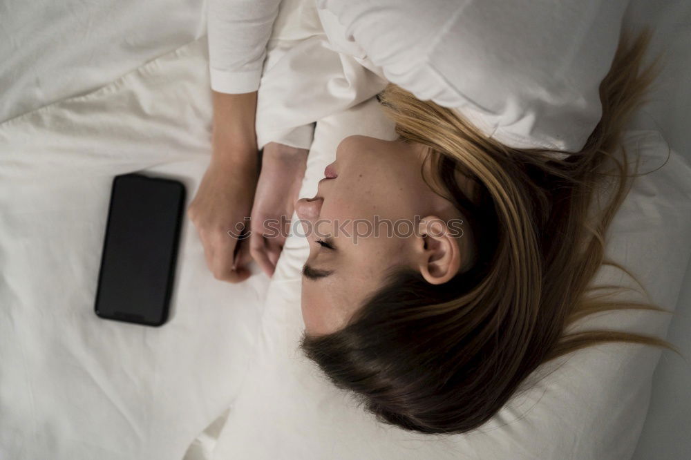 Similar – Foto Bild Das Legen der jungen Frauen entspannte sich auf dem Bett, das selfies nimmt