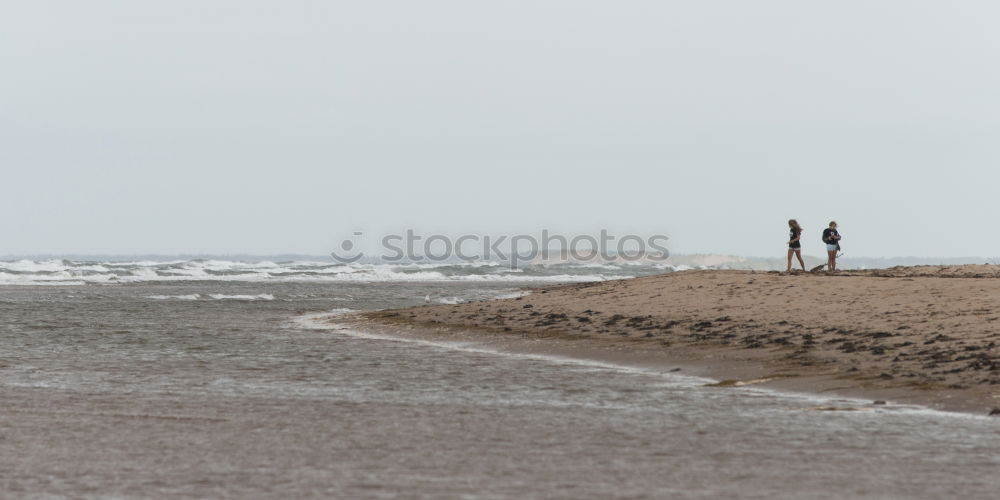 Kind mit Hund an der Nordsee